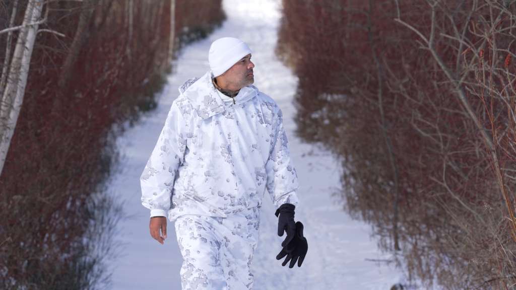 Caminando entre arbustos nevados